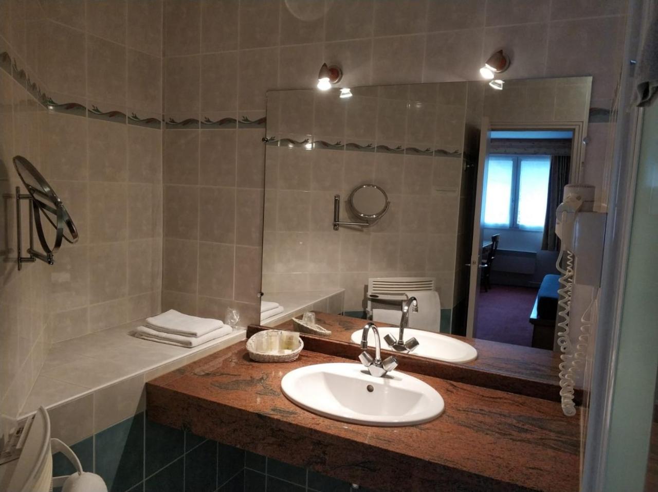 Logis Hotel Calisola Besancon - Soiree Etape Chalezeule Exterior photo